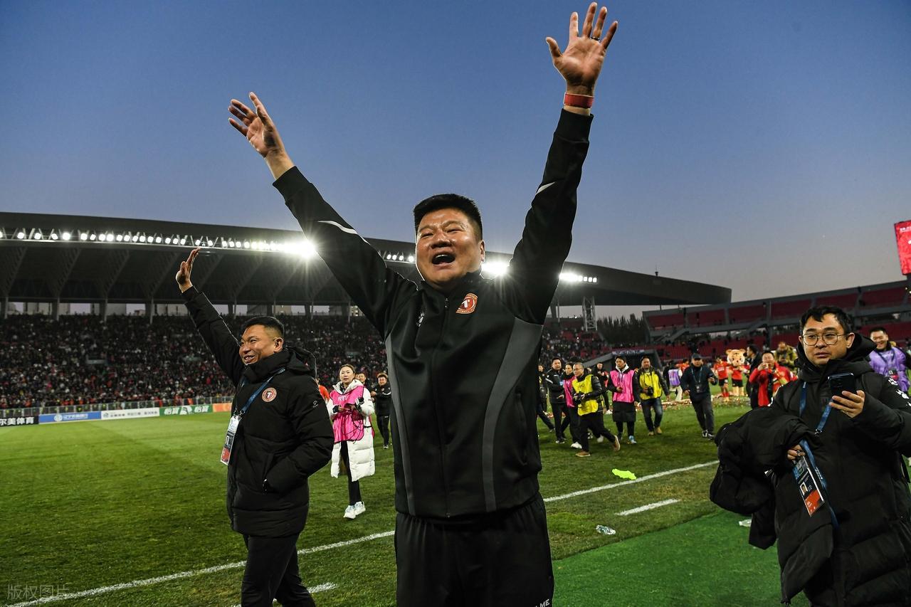 熊猫体育下载-争议!邵佳一斩获金帅奖只因当了国足主帅?李金羽于根伟更有资格
